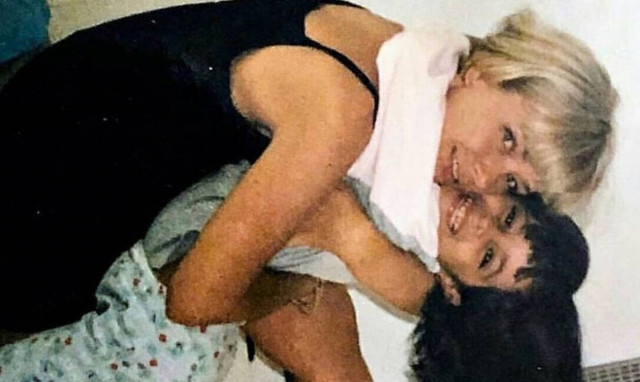 Το όμορφο κοριτσάκι είναι σήμερα διάσημη τραγουδίστρια