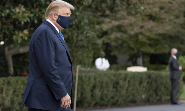 Με «ήπιο πυρετό» στο νοσοκομείο ο Τραμπ - Δεν παραδίδει στον αντιπρόεδρο Πενς τα ηνία των ΗΠΑ