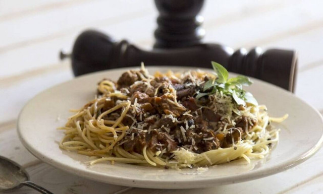 Άκης Πετρετζίκης: Απολαυστικά μακαρόνια με κιμά