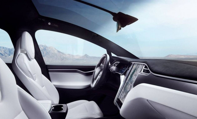 Δείτε ένα Tesla να κινείται μόνο του με τον ιδιοκτήτη στην θέση του συνοδηγού!