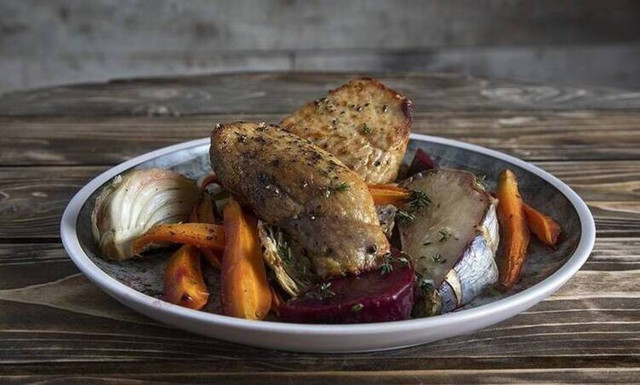 Άκης Πετρετζίκης: Συνταγή για το πιο λαχταριστό χοιρινό με ψητά λαχανικά