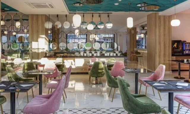 Η ταράτσα αυτού του μαγαζιού δεν... υπάρχει! Δείτε εικόνα και θα καταλάβετε!