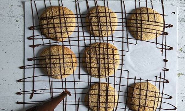 Άκης Πετρετζίκης: Μπισκότα με 4 υλικά