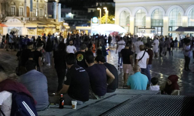 Κορονοϊός: Συνεχίζεται η «μάχη» της πλατείας στην Αττική - Στο τραπέζι νέα μέτρα