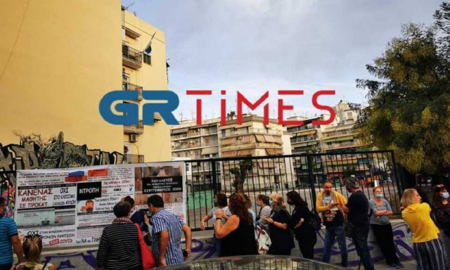 Θεσσαλονίκη: Κρέμασαν φωτογραφίες του σχολείου τους στα… κάγκελα – Δείτε τον λόγο