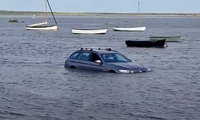 Πώς βρέθηκε αυτό το αμάξι μέσα στη θάλασσα;
