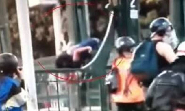 Σάλος: Βίντεο δείχνει αστυνομικό να ρίχνει από γέφυρα 16χρονο