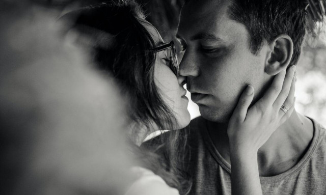Πότε ήταν η τελευταία φορά που φιλήσατε παθιασμένα τον σύζυγό σας;