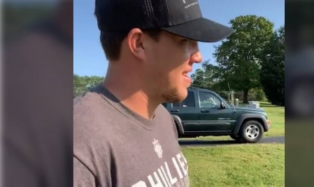 Ανατριχιαστικό: Πήγε την κοπέλα του στον τάφο του πατέρα του και...