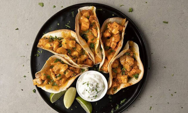 Άκης Πετρετζίκης: Πανεύκολη συνταγή για τάκος με κοτόπουλο