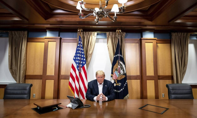 Εν αναμονή της απόφασης για έξοδο του Τραμπ από το νοσοκομείο - Προεκλογικός αγώνας μέσω Twitter