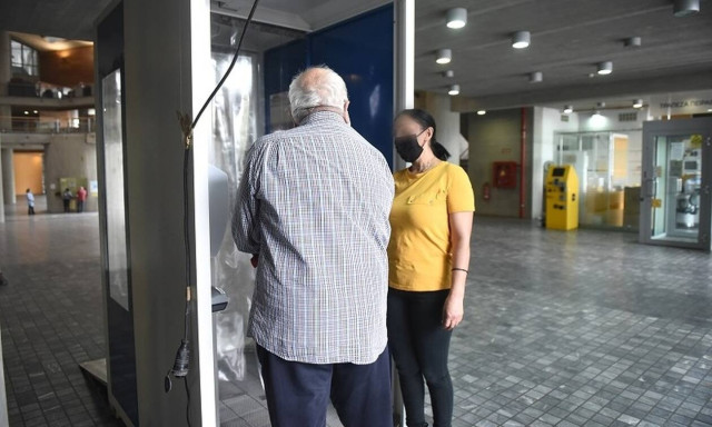 Κορονοϊός: Στο Δημαρχείο Θεσσαλονίκης ο πρώτος θάλαμος απολύμανσης, θερμομέτρησης και αποστείρωσης