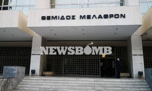 Δίκη Χρυσής Αυγής: Τα μάτια της κυβέρνησης στο Εφετείο - Αντιπροσωπεία της ΝΔ έξω από την αίθουσα