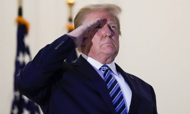 Ντόναλντ Τραμπ: Θετικοί στον κορονοϊό στρατιωτικοί που τον συνόδευαν!