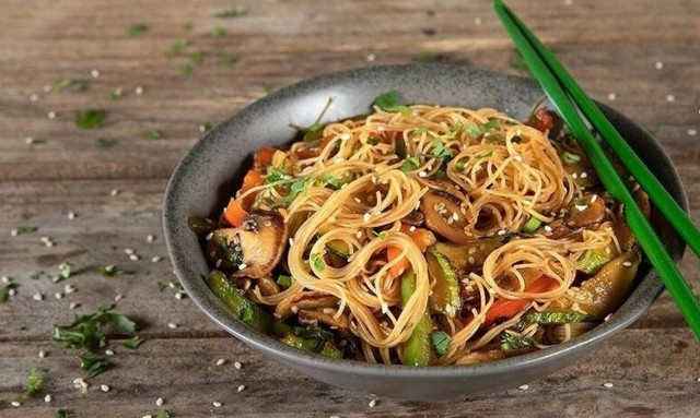 Άκης Πετρετζίκης: Λαχταριστά noodles με λαχανικά