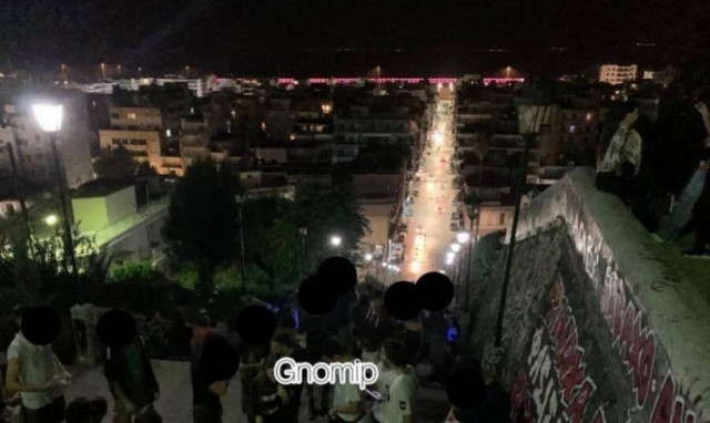 Κορονοϊός: Απίστευτες εικόνες συνωστισμού σε πλατείες και σκαλάκια