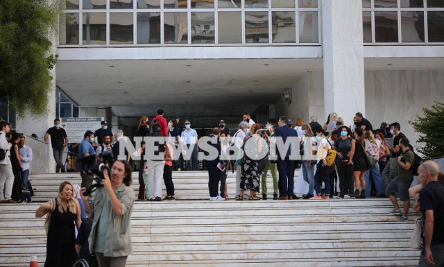 Δίκη Χρυσής Αυγής: Ενωμένη η Βουλή έξω από το Εφετείο για την ιστορική απόφαση