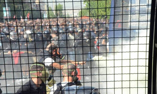 ΕΛ.ΑΣ: Νέες φωτογραφίες από τα επεισόδια έξω από το Εφετείο