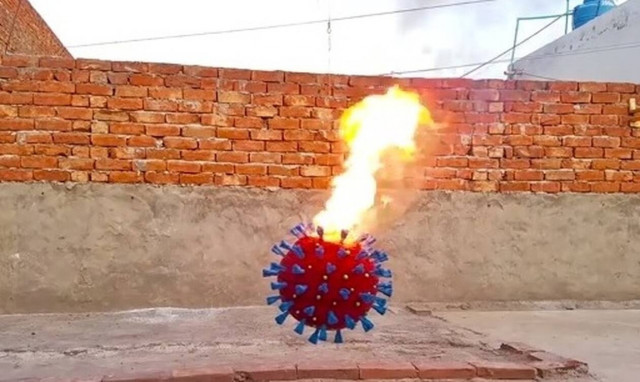 Έβαλε φωτιά στον... κορονοϊό! (video)