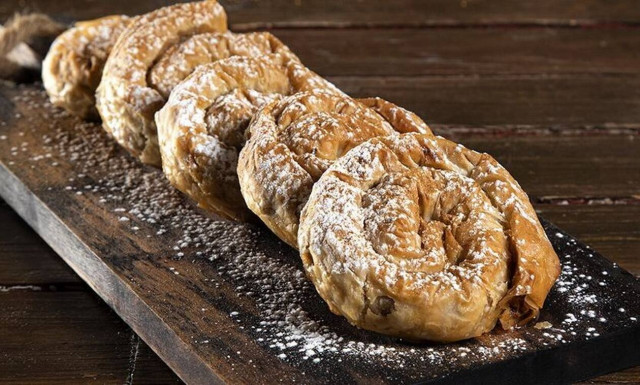 Άκης Πετρετζίκης: Γλυκές κολοκυθόπιτες