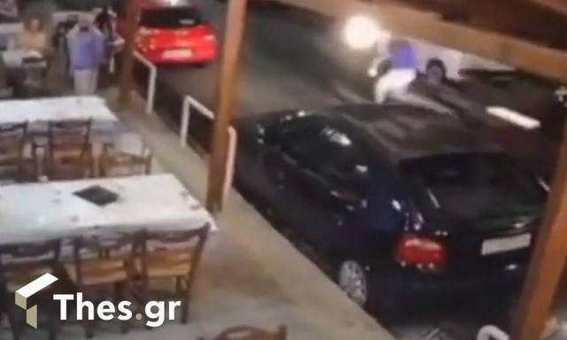 Συγκλονιστικό βίντεο: Μηχανή παρέσυρε σερβιτόρο – Στην εντατική χαροπαλεύουν δύο άνθρωποι 