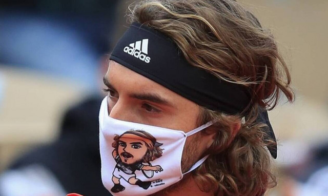 Στέφανος Τσιτσιπάς: Η σχεδιάστρια της μάσκας του στο Newsbomb.gr