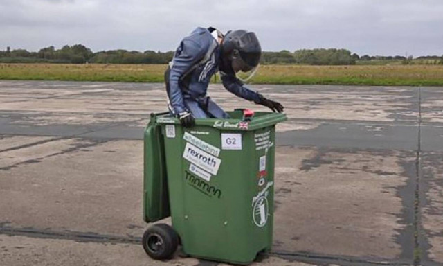 Τα κατάφερε! Έσπασε ρεκόρ Γκίνες με τον πιο απίθανο τρόπο (video)