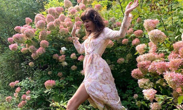 Διάσημο super model φοράει και μετά πουλάει τα ρούχα της