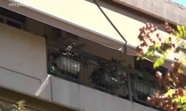 Χρυσή Αυγή: Η Ουρανία Μιχαλολιάκου κατά δημοσιογράφων – Τους πέταξε νερό από το μπαλκόνι