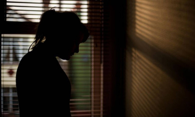 ΣΟΚ: Το αγόρι της αποκοιμήθηκε σε πάρτι και την βίασε καλεσμένος