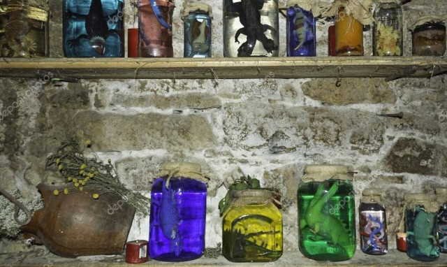 Αμαλιάδα: Χαμός σε δημόσια υπηρεσία - Τους έκαναν μάγια με εσώρουχο και καρφιά!