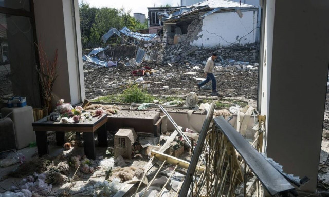 Ναγκόρνο Καραμπάχ: Συγκλονιστικές εικόνες μέσα στα συντρίμμια του πολέμου