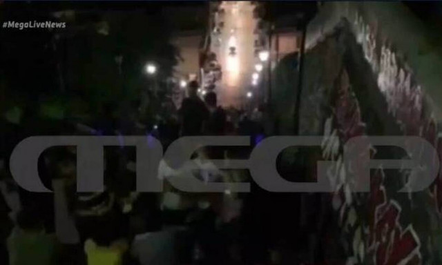 Κορονοϊός: «Πάρτι» στα σκαλιά του Αγ. Νικολάου στην Πάτρα (vid)