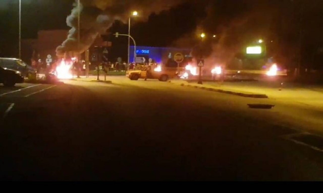 Επεισόδια με φωτιές και στα Τρίκαλα για το θάνατο 18χρονου Ρομά (pics)