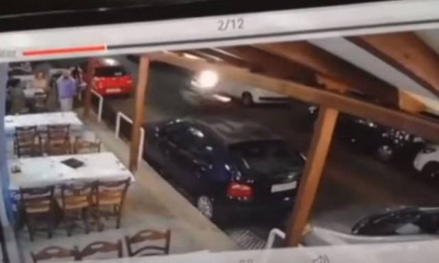 Τροχαίο σοκ στην παραλιακή: Η στιγμή που μηχανή παρασύρει σερβιτόρο (vid)