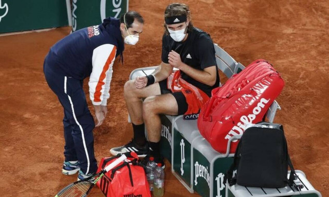Τσιτσιπάς – Τζόκοβιτς: Με πρόβλημα τραυματισμού συνεχίζει ο Στέφανος! (pics+vid)