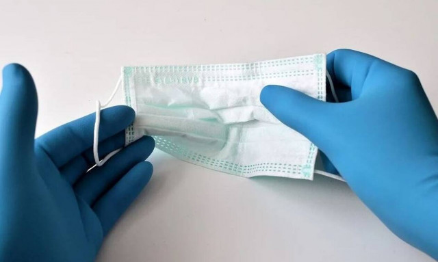 Κορονοϊός: Βουλευτής καθάρισε τα γυαλιά του με μάσκα - Αντιδράσεις στο διαδίκτυο