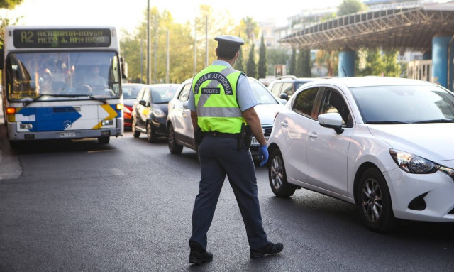 Κορονοϊός - Αττική: Πόσα άτομα επιτρέπονται σε αυτοκίνητα και ταξί - Τι αλλάζει