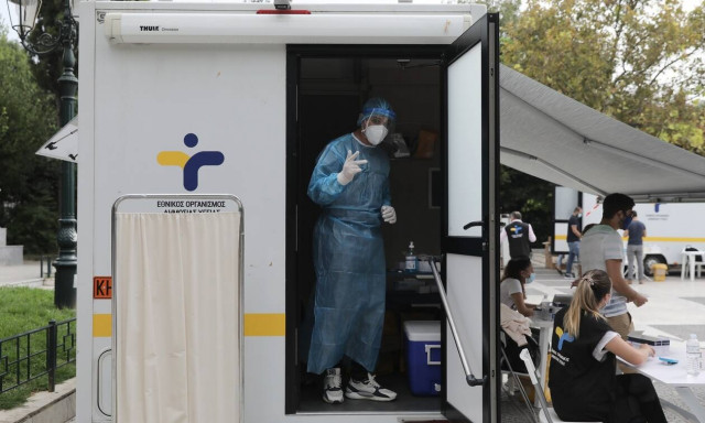 Κορονοϊός: Ανήσυχοι οι ειδικοί - Αύξηση των νεκρών και των ασθενών που χρειάζονται νοσηλεία