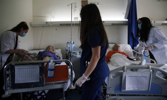 Κορονοϊός: Έξι νεκροί στην Ελλάδα σε λίγες ώρες - Αγωνία για την πληρότητα των ΜΕΘ