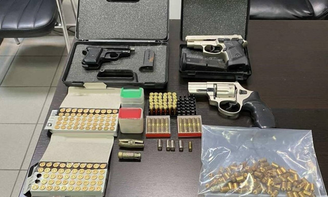 Σέρρες: Έκρυβε στο σπίτι του όπλα, ναρκωτικά και αρχαία αντικείμενα