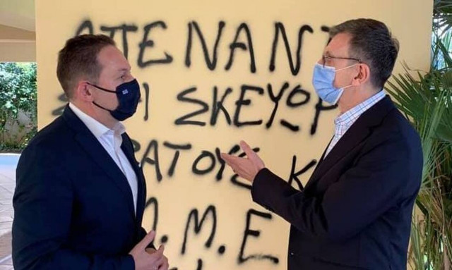 Στο σπίτι του Άρη Πορτοσάλτε ο κυβερνητικός εκπρόσωπος: «Σκοταδιστική η επίθεση που δέχτηκε»