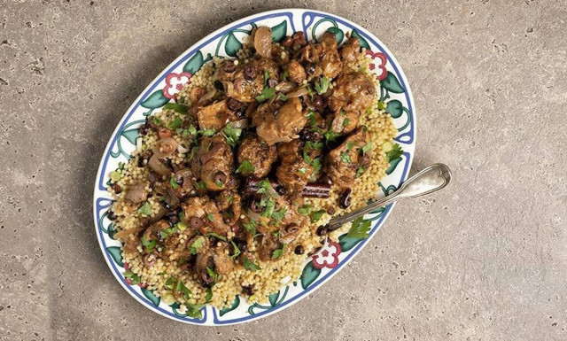 Άκης Πετρετζίκης: Κοτόπουλο με ελιές στην κατσαρόλα