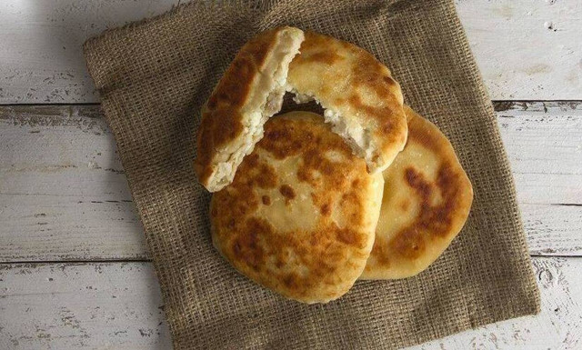 Άκης Πετρετζίκης: Τηγανόψωμο με φέτα