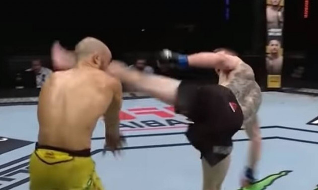 MMA: Φοβερό νοκ άουτ, έγραψε ιστορία με γυριστή κλωτσιά!