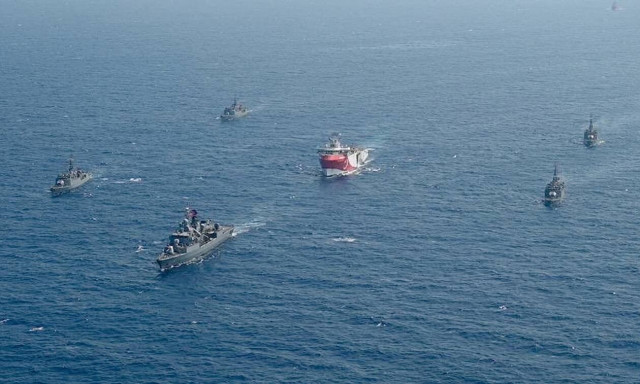 Oruc Reis - Καστελόριζο: Οι Τούρκοι στέλνουν πολεμικά πλοία, συναγερμός στις Ένοπλες Δυνάμεις