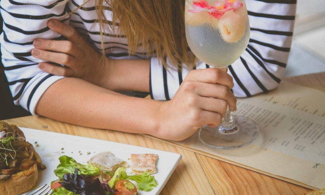 Γιατί οι γυναίκες παχαίνουν όσο πλησιάζουν στην εμμηνόπαυση;