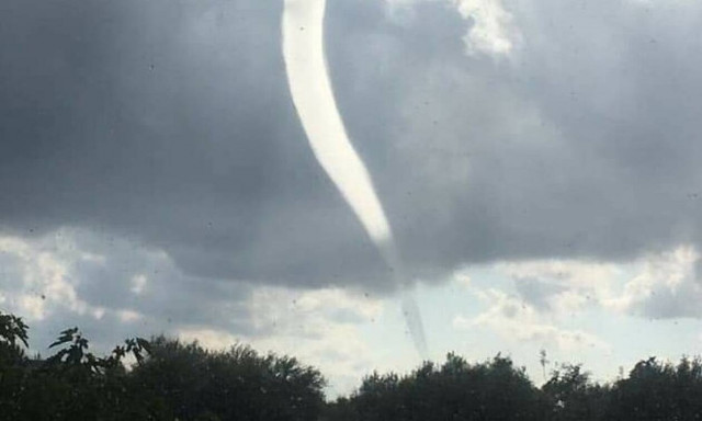 Καιρός: Εντυπωσιακός υδροστρόβιλος στην Ποτίδαια Χαλκιδικής (pics-vid)