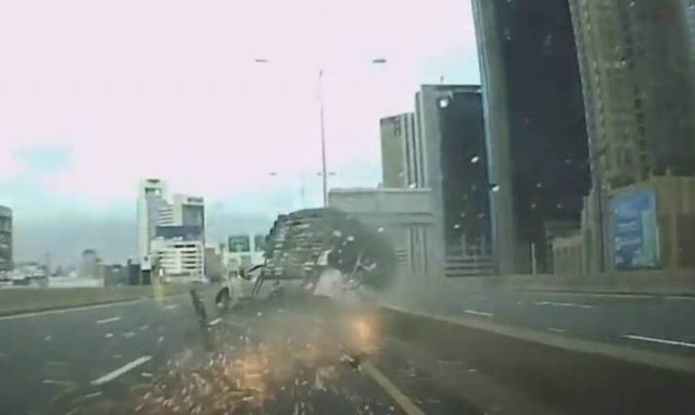 Απίστευτο τρακάρισμα: «Ανατινάχτηκε» το λάστιχο φορτηγού στην εθνική! (vid+pics)