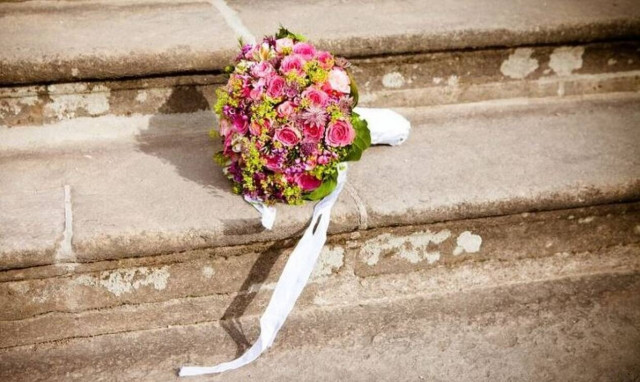 Kατέρρευσε ενώ χόρευε στο γάμο της κόρης του - Πώς τον έσωσε η νύφη